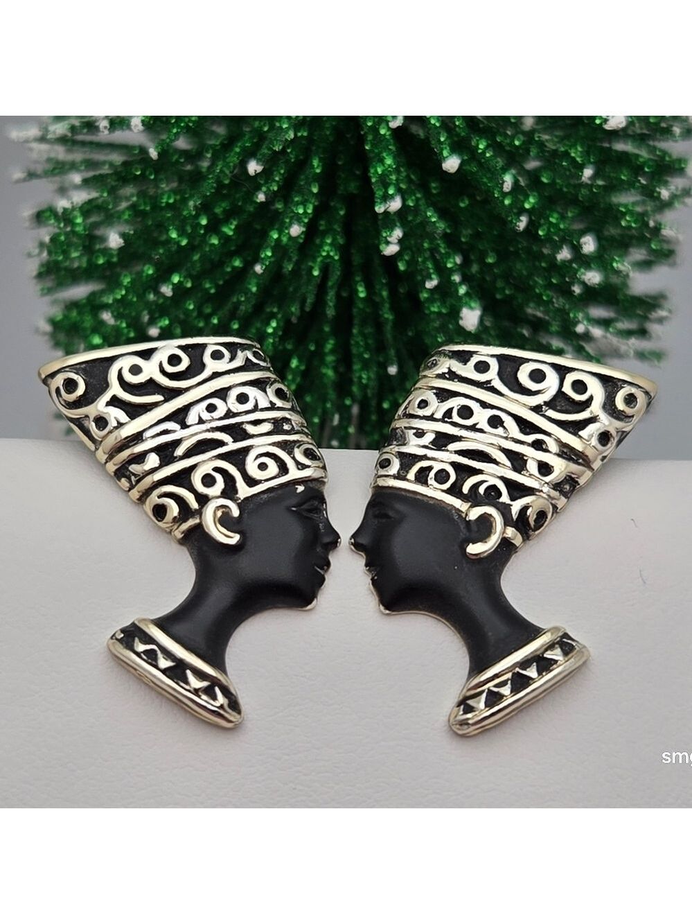 ✨2/$10✨ Vintage Egyptian Revival Nefertiti Gold Tone Pierced Earrings
